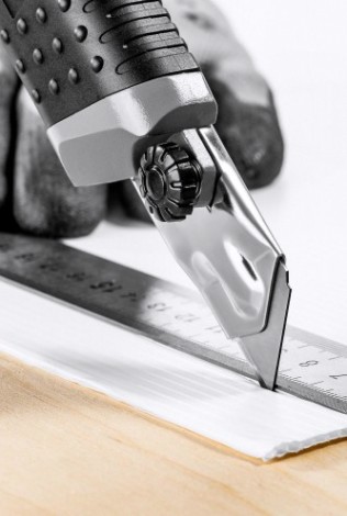 Нож для строительных работ ЗУБР ТИТАН-25 с автостопом, сегмент. лезвия 25 мм [09180]